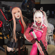 ラピ、アリス『勝利の女神:NIKKE』／AZA（Twitter：@azamiyuko_cos）DyangYi（Twitter：@DyangYi）、撮影：乃木章