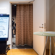 胡桃やアルハイゼン、ヨォーヨらがお出迎え！店内に隠れたパイモンシール探しも楽しめる「パイモンみっけ！原神×Sony Store」開催