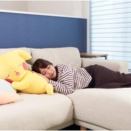 スヤスヤ眠る「ピカチュウ」のぬいぐるみが、Amazonでお買い得に！数量限定、幅74センチのビッグサイズ