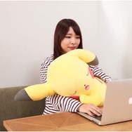 スヤスヤ眠る「ピカチュウ」のぬいぐるみが、Amazonでお買い得に！数量限定、幅74センチのビッグサイズ