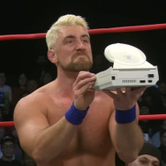 脳天直撃！「ドリームキャスト」が海外プロレスで凶器として使われる