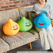 『ドラクエ』積んで遊べる「スマイルスライム ビーズクッション」が可愛い!約35cmと、存在感たっぷり