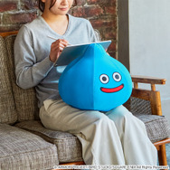 『ドラクエ』積んで遊べる「スマイルスライム ビーズクッション」が可愛い!約35cmと、存在感たっぷり