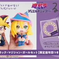 座って見上げる姿がかわいい！『遊戯王』闇遊戯＆ブラック・マジシャン・ガールのセットが本日6日より予約受付開始