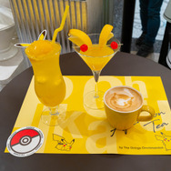 ピカチュウ フルーツモクテル ¥1,012、ピカ★パチ パッションフルーツエード ¥1,012、ピカチュウ アート・カフェラテ ¥1,265、※もれなくモンスターボール型コースター付