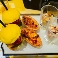 ＜セイボリー＞ケチャップたっぷり チーズスライダー、カリッとナッツのタブレサラダ、チキンとトマトのビリビリキッシュ