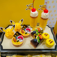 ＜スイーツ＞ピカチュウマフィン、ピカチュウのかくれんぼ濃厚マンゴープリン、森のピスタチオムースタルト、10万ボルト風チョコレートオペラ、キャラメルマカロン