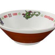 新グッズ「ピカチュウ飯店」が、本日5月3日よりポケモンセンター各店で発売！中華風の食器や、食堂の制服をイメージしたシャツなどを展開