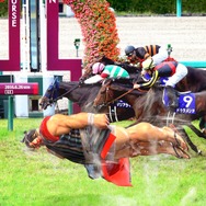 “マゲ差”で決着!?『ストリートファイター6』とコラボする阪神競馬場のコラ画像が、ひたすらカオス