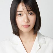 『超探偵事件簿 レインコード』新TVCMに、女優の鳴海唯さんが出演！“雨が降り続く街”で絶叫する演技を披露