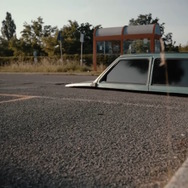 まるでゲームのバグ？地面に埋まって見える「魔改造シャコタン車」にゲーマーたちが反応