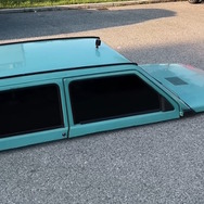 まるでゲームのバグ？地面に埋まって見える「魔改造シャコタン車」にゲーマーたちが反応