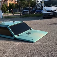 まるでゲームのバグ？地面に埋まって見える「魔改造シャコタン車」にゲーマーたちが反応