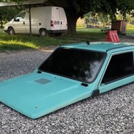 まるでゲームのバグ？地面に埋まって見える「魔改造シャコタン車」にゲーマーたちが反応