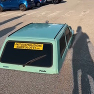 まるでゲームのバグ？地面に埋まって見える「魔改造シャコタン車」にゲーマーたちが反応