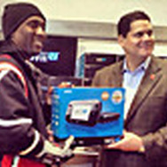 タイムズスクエアにある任天堂の旗艦店「Nintendo World Store NewYork」ではカウントダウンが行われ、日付が変わる30分頃前には米国任天堂のReggie Fims-Aime社長兼COOが到着。集まったユーザーと共に11月18日の発売日を迎えました。