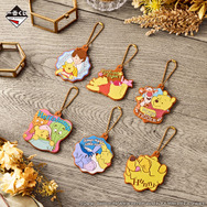 「くまのプーさん」一番くじのアイテムがどれも愛らしい！目玉のA賞は、“お尻”をかわいらしく飾り付けられるスタチュー