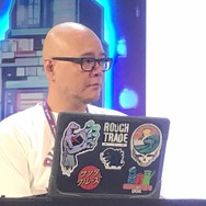 故・飯野賢治は音楽からゲームの世界を作り出す“早すぎたインディーゲーム作家”でもあった。山田秀人氏と飯野由香氏らが語る、創作の核心