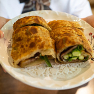 美女と巡る「台湾グルメゲームの本場」！小籠包や牛肉麺など定番だけじゃないガチで美味い逸品を味わい尽くす