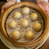 美女と巡る「台湾グルメゲームの本場」！小籠包や牛肉麺など定番だけじゃないガチで美味い逸品を味わい尽くす