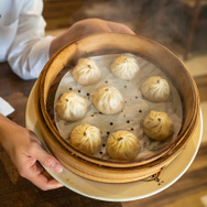 美女と巡る「台湾グルメゲームの本場」！小籠包や牛肉麺など定番だけじゃないガチで美味い逸品を味わい尽くす