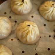 美女と巡る「台湾グルメゲームの本場」！小籠包や牛肉麺など定番だけじゃないガチで美味い逸品を味わい尽くす