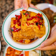 美女と巡る「台湾グルメゲームの本場」！小籠包や牛肉麺など定番だけじゃないガチで美味い逸品を味わい尽くす