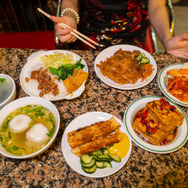 美女と巡る「台湾グルメゲームの本場」！小籠包や牛肉麺など定番だけじゃないガチで美味い逸品を味わい尽くす