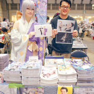 おぎの稔大田区議会議員(X:@ogino_otaku)がサークル「オタギイン」として出展。オリジナルVチューバー・おぎのみのりちゃんに扮する野田あゆ美(X:@nodami0129)