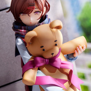 大きなくまのぬいぐるみを持った「樋口円香」が可愛すぎる！『シャニマス』サポートSRのイラストそのまま、魅力的に立体化