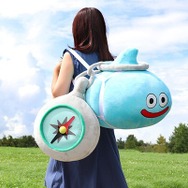 『ドラクエウォーク』主人公の導き手「スラミチ」が特大ぬいぐるみに！担ぐためのベルトも付属、一緒に冒険できる