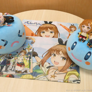 TVアニメ「ライザのアトリエ」より、プライズ商品3種が順次展開！太ももが眩しい「ラバーデスクシート」等に注目