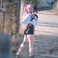 ユニ『勝利の女神：NIKKE』／洛洛子（X：@Rakukoooo）、撮影：N鼠（Instagram：@nshukiriko）