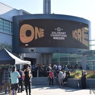 ロサンゼルスのライアットゲームズ本社に潜入…全ての家庭用ゲーム機が集まる部屋やゲーセンまで完備？ゲーム愛に溢れる社屋をレポート