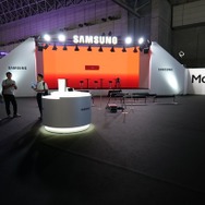 ゲーセン風『スト6』筐体で遊べちゃう！白色が目印、PS5やスイッチで使えるデバイス展示の「Samsung SSD」ブースレポ【TGS2023】