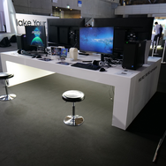 ゲーセン風『スト6』筐体で遊べちゃう！白色が目印、PS5やスイッチで使えるデバイス展示の「Samsung SSD」ブースレポ【TGS2023】