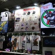 今年の物販コーナーはデカすぎる!『Starfield』グッズから「RRR」Tシャツまで登場のカオスな世界【TGS2023】