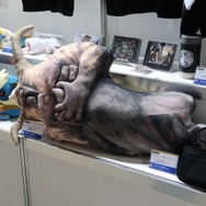 今年の物販コーナーはデカすぎる!『Starfield』グッズから「RRR」Tシャツまで登場のカオスな世界【TGS2023】