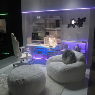 オシャレなゲーミング部屋から「ネフライト」コラボモデルまで、全てが「お、ねだん以上」で揃う！「ニトリ」がゲームショウへ出展する理由【TGS2023】