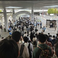 TGS2023一般日開幕！数年ぶりの全ホール使用の通常開催に、悪天候でも長蛇の列と賑わう会場