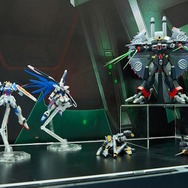 「HG デストロイガンダム」待望のガンプラ化！全高約390mmもの大迫力、一斉発射再現用の大量ビームエフェクトも圧巻