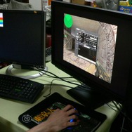 テストの様子。右がLCD-MF241XBR