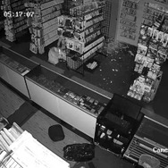 強盗に入られた米ゲームショップが防犯カメラ映像を公開…天井から落ちてショーケースに激突、爆速で罰当たる