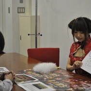 素敵な2人のお姉さまに『WEB 三国志 危機一髪』と『エンパイアヒーローズ』を教わる編集長