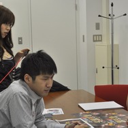 素敵な2人のお姉さまに『WEB 三国志 危機一髪』と『エンパイアヒーローズ』を教わる編集長