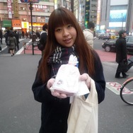 これ、受け取ってください!『ラブプラス』限定ARカード付きポッキーを都内で配布