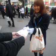 これ、受け取ってください!『ラブプラス』限定ARカード付きポッキーを都内で配布