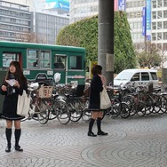 これ、受け取ってください!『ラブプラス』限定ARカード付きポッキーを都内で配布