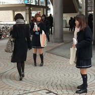 これ、受け取ってください!『ラブプラス』限定ARカード付きポッキーを都内で配布