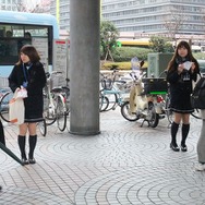 これ、受け取ってください!『ラブプラス』限定ARカード付きポッキーを都内で配布